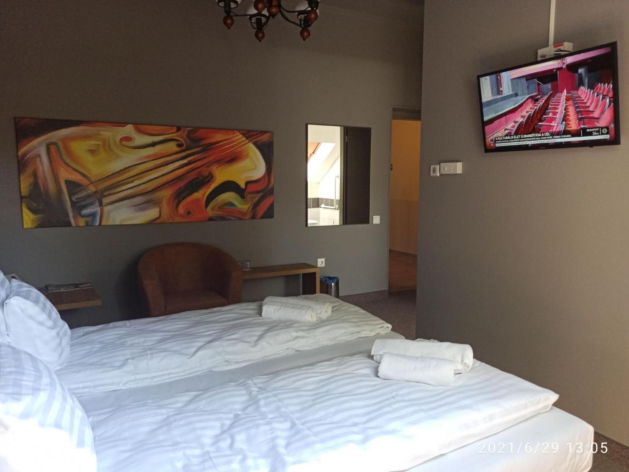 Bed and Breakfast Svájci Lak Panzió Nyíregyháza Esterno foto