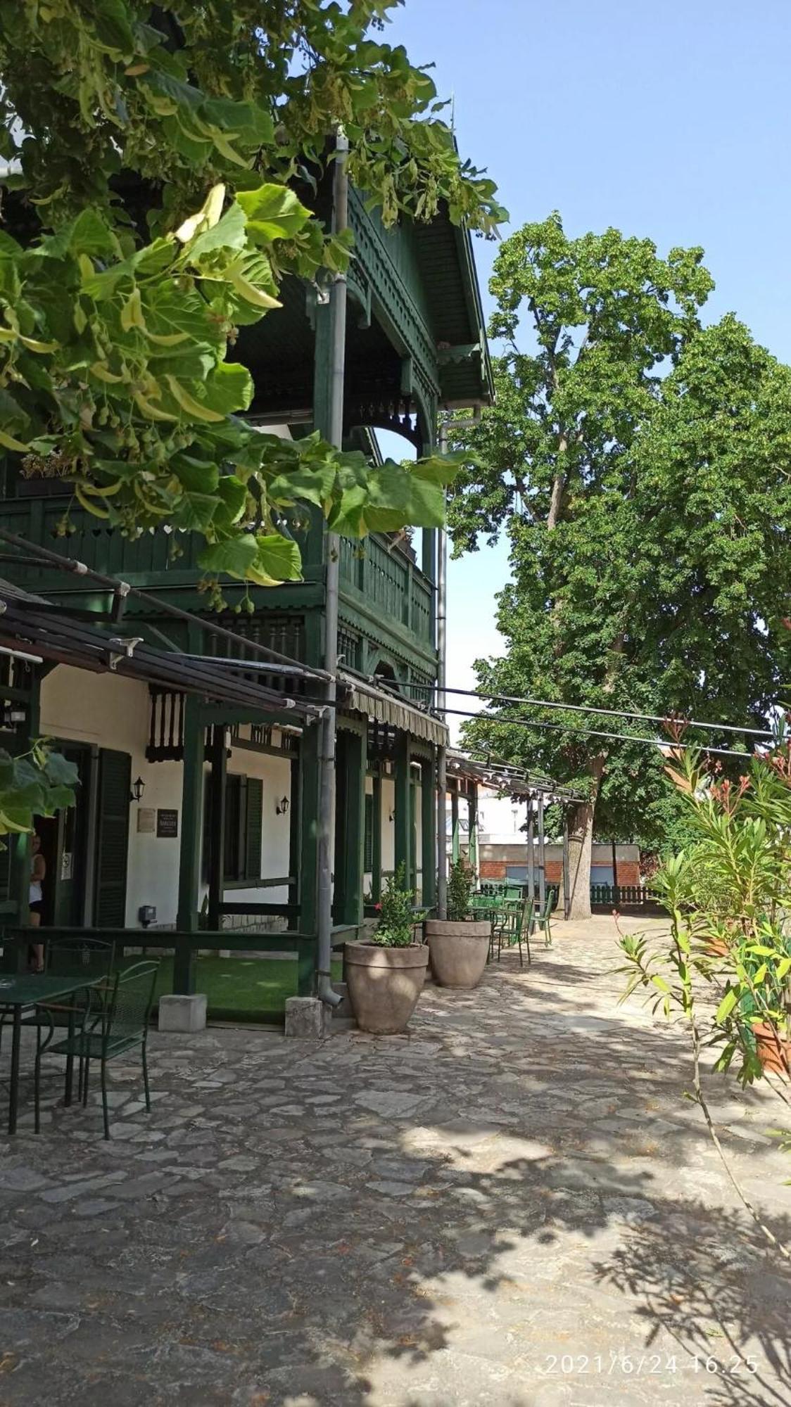 Bed and Breakfast Svájci Lak Panzió Nyíregyháza Esterno foto